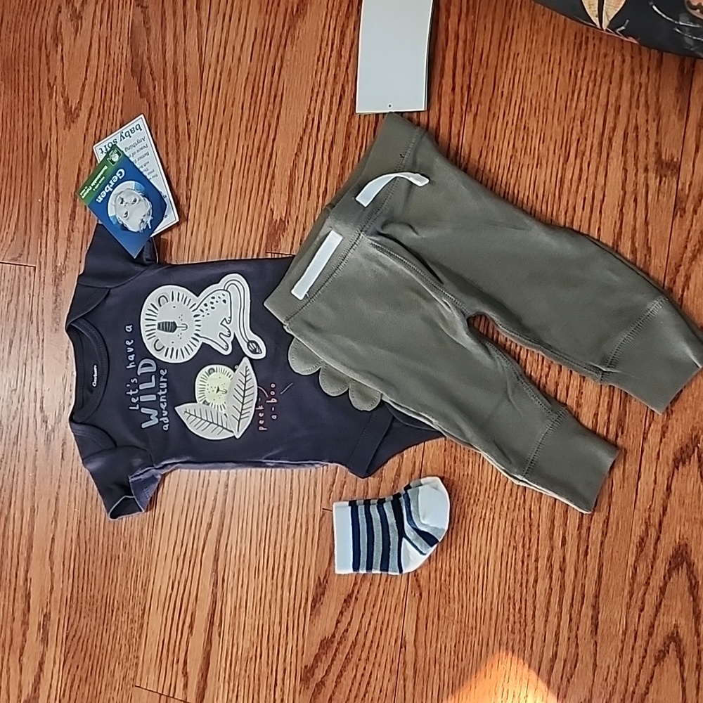 New Gerber 0-3mon. Baby boy outfit. Lion peek a boo